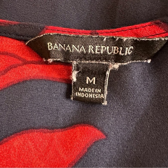 Banana Republic floral bell sleeve blouse in navy and red Medium - Picture 9 of 11